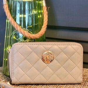 🦚 Elegant Gray Quilted Wallet